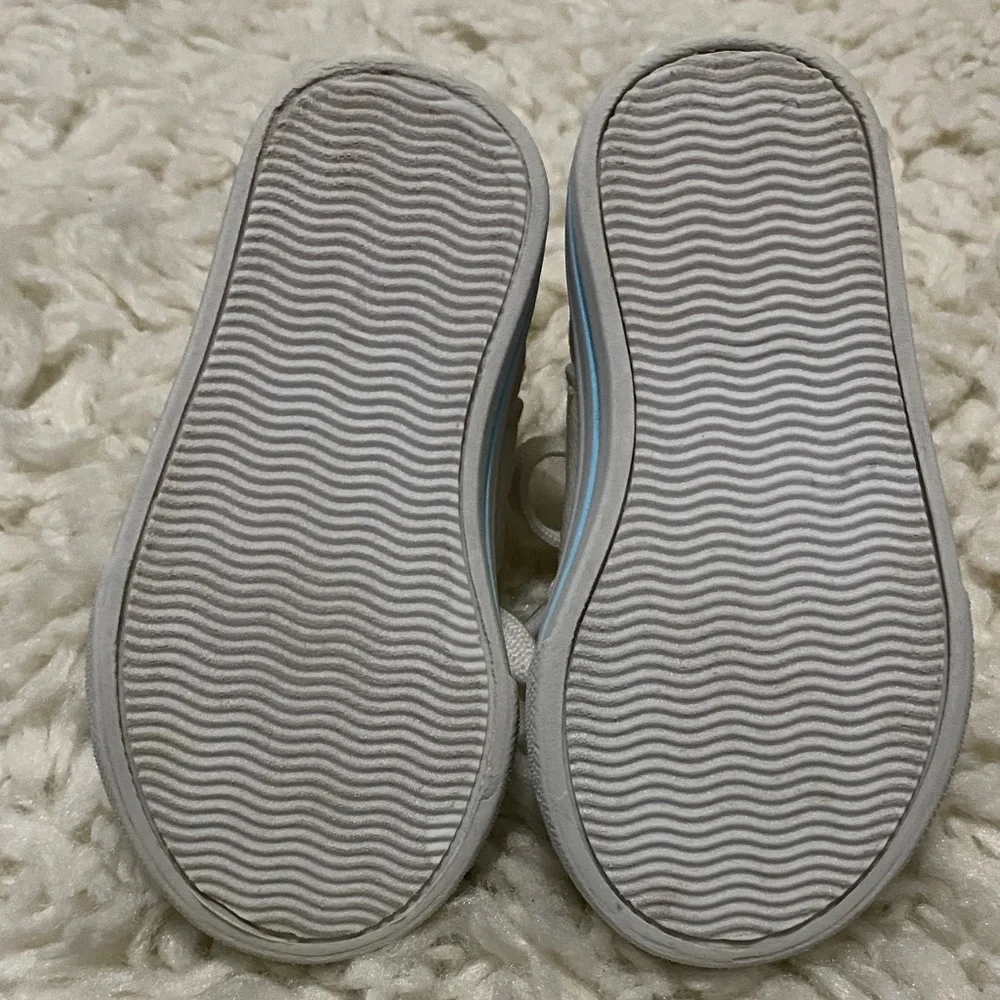 Carters baby girl size 4 Unicorn Embroidered  white glittery High-Top Sneakers
